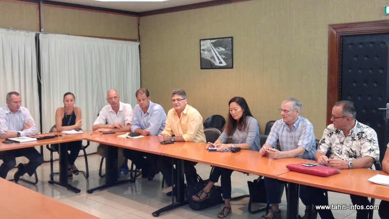 Représentants des grands hôtels, pensions de familles, transporteurs aériens, et agences de voyage se sont rassemblés vendredi matin à l’appel de la compagnie Air Tahiti Nui pour faire part de leur ras-le-bol. (Photo : DR)