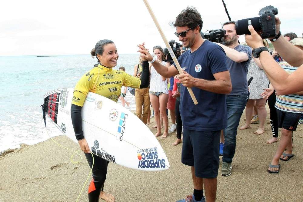 Johanne Defay, félicitée par le capitaine de l'équipe de France, Jérémy Florès
