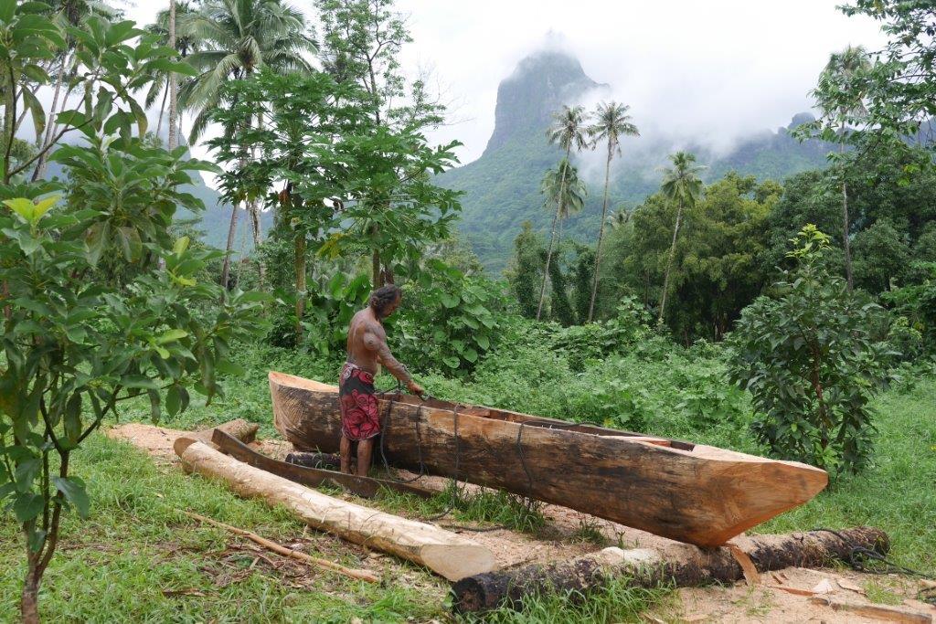 Ils relèvent le défi de construire une pirogue traditionnelle en 3 jours