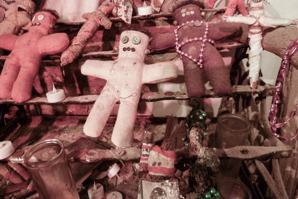 Un veilleur de nuit superstitieux a accusé une collègue de l'avoir envouté avec une poupée vaudou comme celles-ci (crédit : photo libre de droit de Claudia Brooke, les poupées appartiennent au Historic Voodoo Museum de la Nouvelle-Orléans)