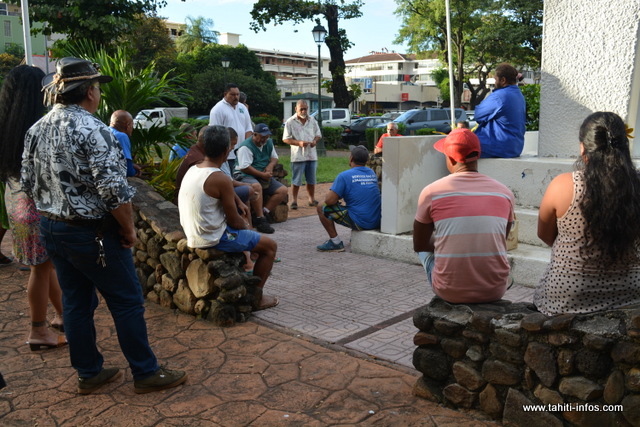 L'ensemble des représentants syndicaux communaux était présent ce lundi en fin de journée, devant la stèle de Pouvanaa a Oopa, à Tarahoi.  C'était le moment pour les leaders de la Confédération des Syndicats des Agents Communaux (COSAC) de faire un point sur les différentes revendications portées dans le préavis de grève qui a été déposé dimanche, dans l'ensemble des communes de Polynésie.