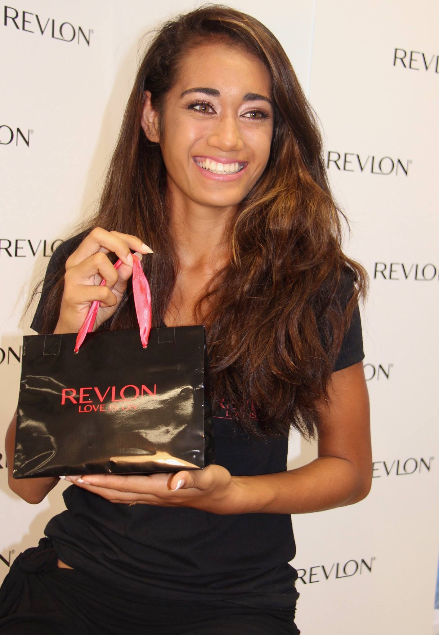 Pour le maquillage, l’équipe Revlon est venue assister le comité afin de parfaire les mises en beauté des candidates.