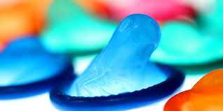 Avaler des préservatifs pleins de cocaïne liquide, tendance chez les "mules" (Interpol)