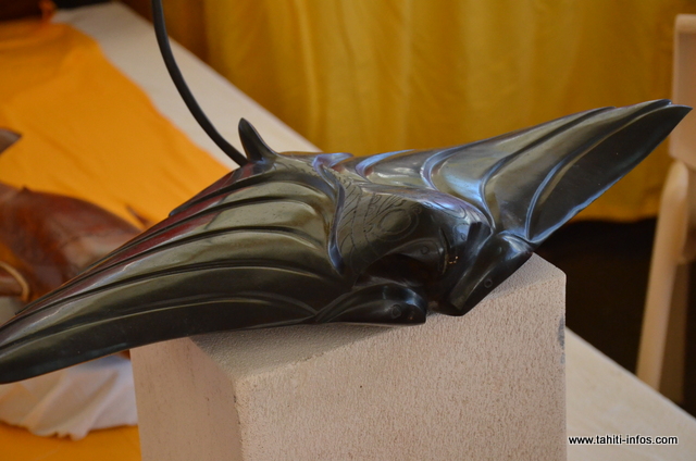 Un exemple des oeuvres qui y seront présentées. Une raie sculptée dans une pierre noire. D'autres surprises attendent le public.