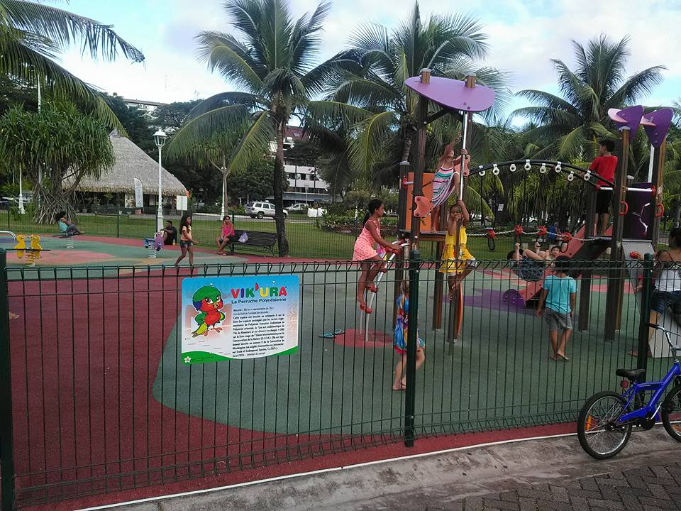 À Paofai, le parc central (face au temple) s'appelle désormais "Vik'ura".