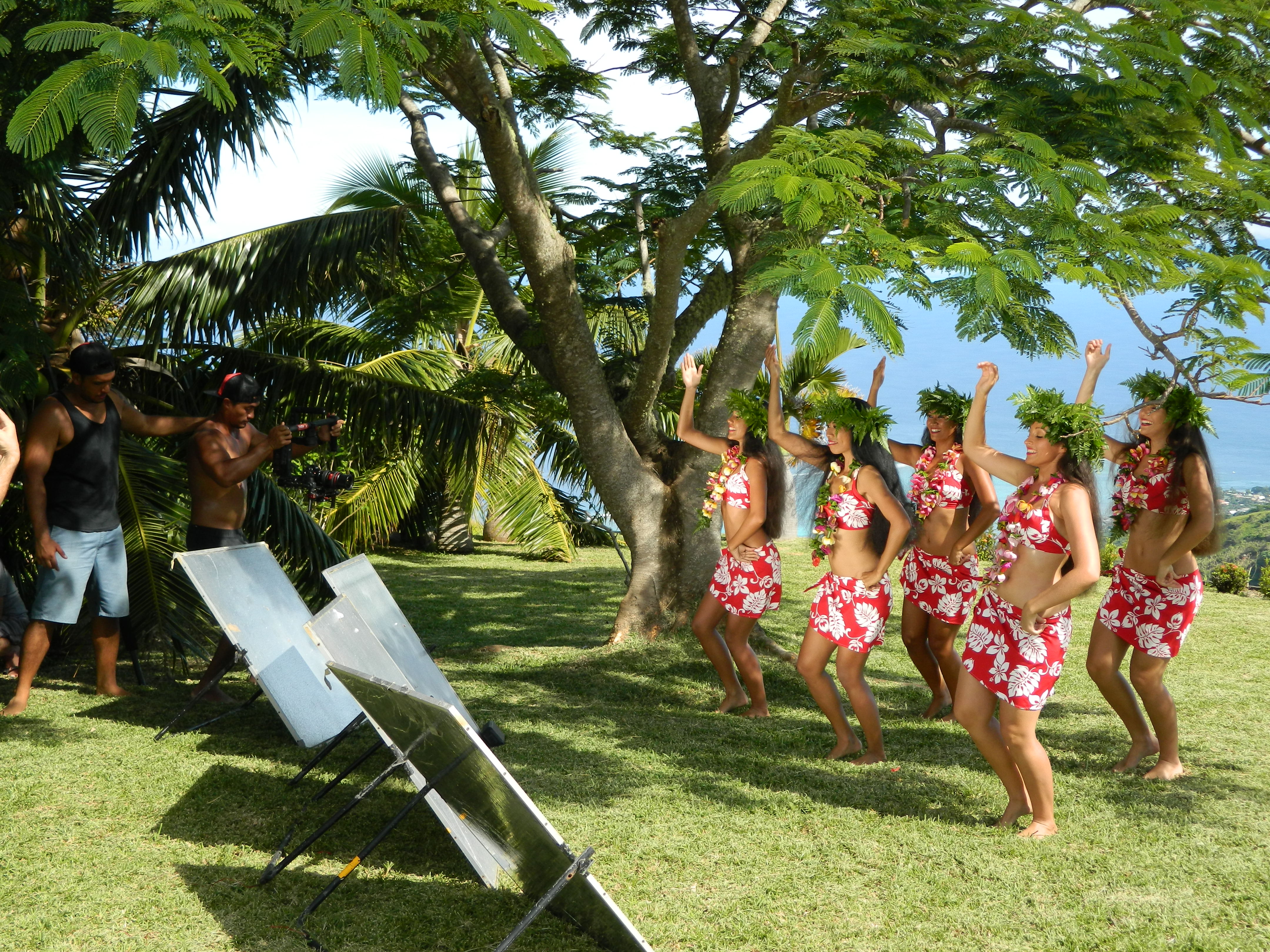 Les chorégraphies de danse sont signées Tumata Robinson, la chef de troupe de Tahiti Ora.
