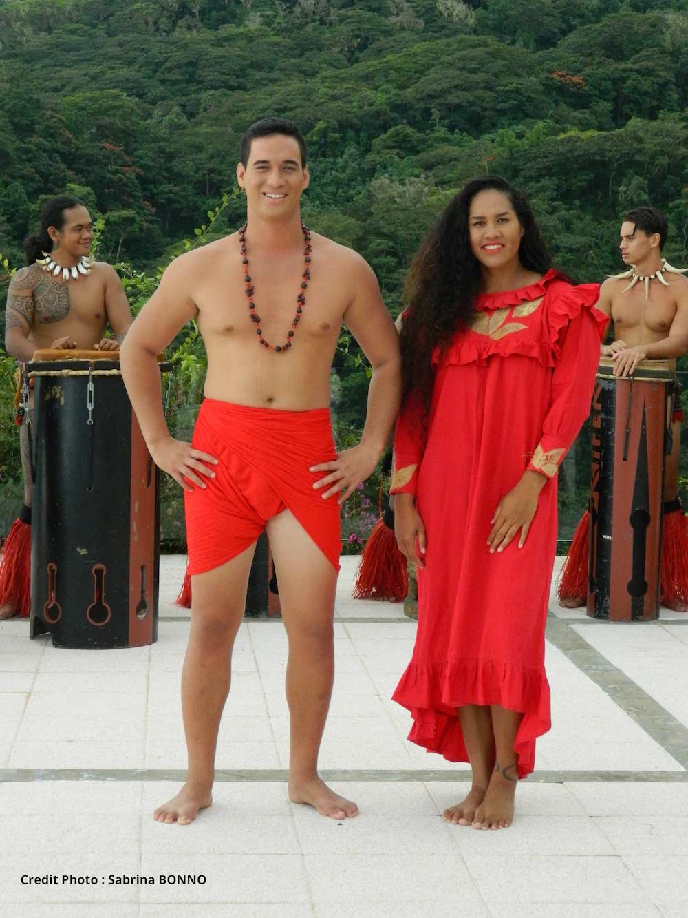 Tiheni Ena et Teiho Tetoofa sont les interprètes de cette chanson mêlant des sonorités polynésiennes et modernes.