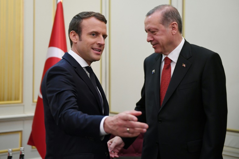 POOL/AFP/Archives / Eric FEFERBERG Le président français Emmanuel Macron (G) et son homologue turc Recep Tayyip Erdogan, le 25 mai 2017 à Bruxelles