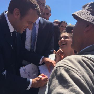Yoan a griffonné le mot « Je soussigné Emmanuel Macron, Président de la République et chef de l’armée, nous autorise à arriver en retard pour me rencontrer. » Le président a signé