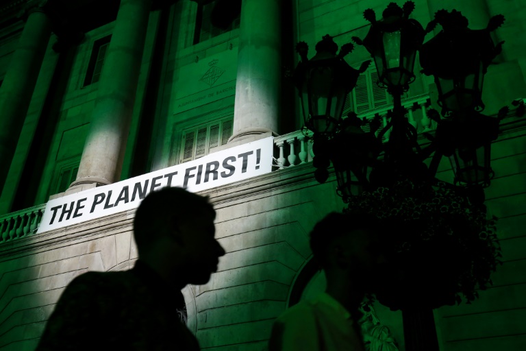 photo AFP de la mairie de Barcelone protestant contre le retrait américain de l'accord de Paris