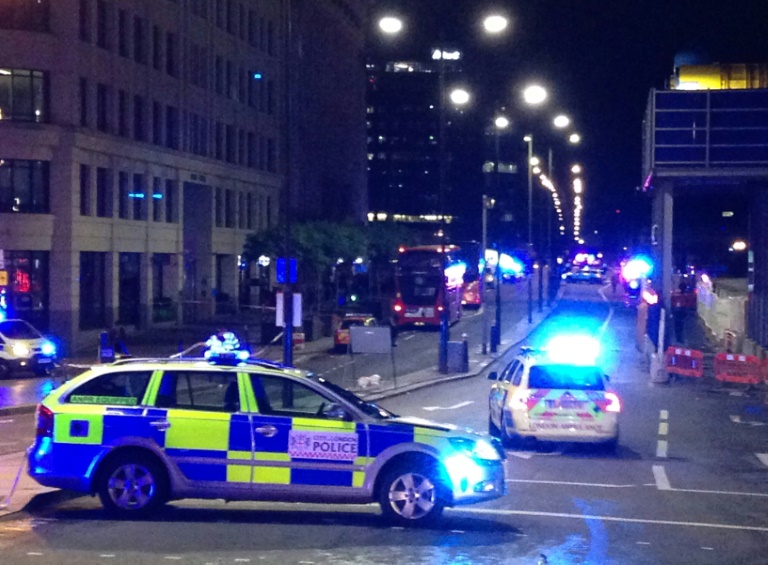 La police bloque les accès du London Bridge après un "incident majeur" à Londres, le 3 juin 2017 (AFP)