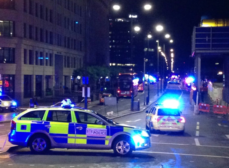 La police bloque les accès du London Bridge après un "incident majeur" à Londres, le 3 juin 2017 (AFP)
