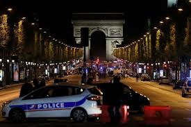 Attentat des Champs-Élysées: cinq personnes en lien avec le tueur placées en garde à vue