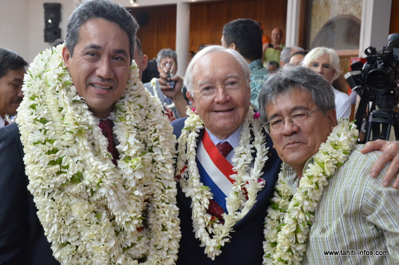 Gaston Flosse, entouré de Mate Tuihani et de son fils, le 15 septembre 2014 lors de l'élection de Marcel Tuihani à la présidence de l'Assemblée de la Polynésie française.