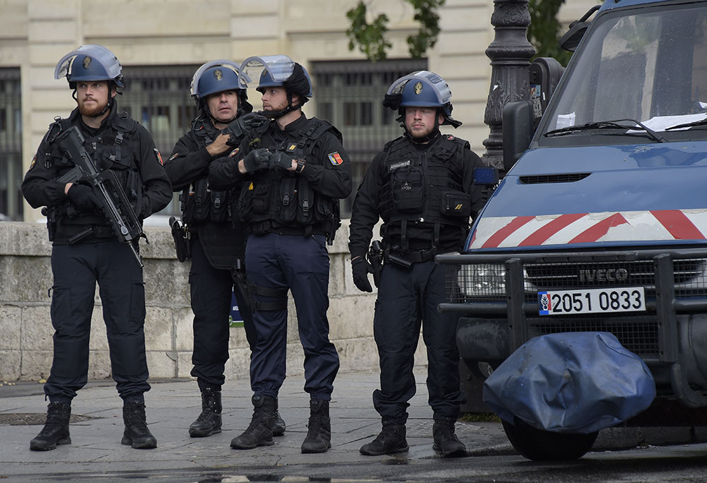 Attaque devant Notre-Dame: le profil de l'étudiant algérien au coeur de l'enquête