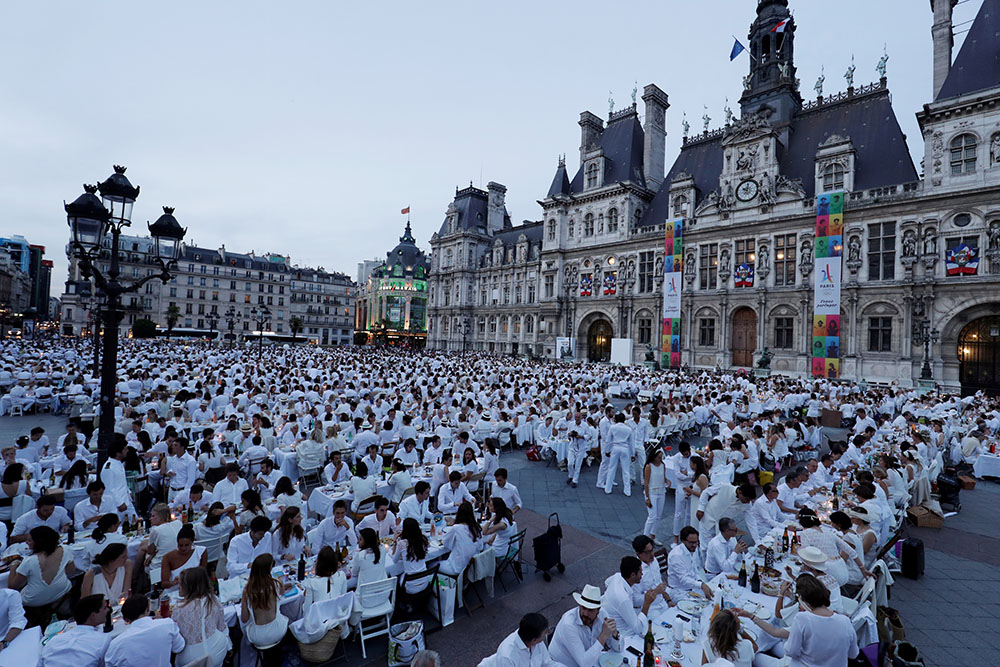 Des milliers de "dîneurs en blanc" sur le parvis de l'Hôtel de ville de Paris