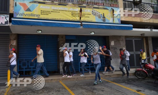 Manifestation anti-Maduro à Caracas dispersée par des gaz lacrymogènes