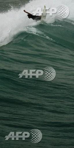 Un surfeur de Rio évite une collision avec un frigo