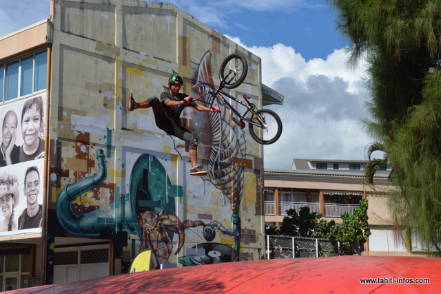 Le stand des sauts périlleux à vélo a attiré les jeunes.