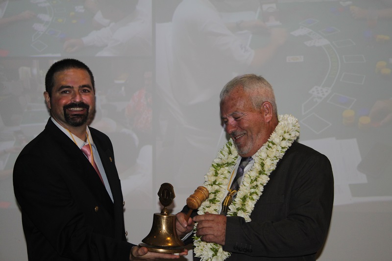 Patrick Bagur fait sonner la cloche du Lions club de Papeete et en devient le président.