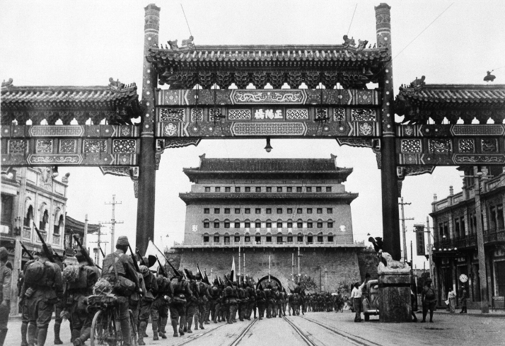 Début août 1937, les troupes japonaises entraient victorieuses dans Pékin. La guerre sino-japonaise, qui allait durer huit ans, fit oublier aux militaires nippons la possibilité d’acheter l’île de Pâques.