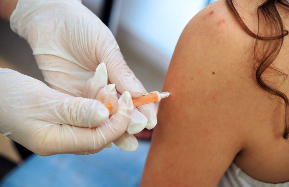 Vaccination obligatoire pour les enfants: la ministre se pique de relancer le débat