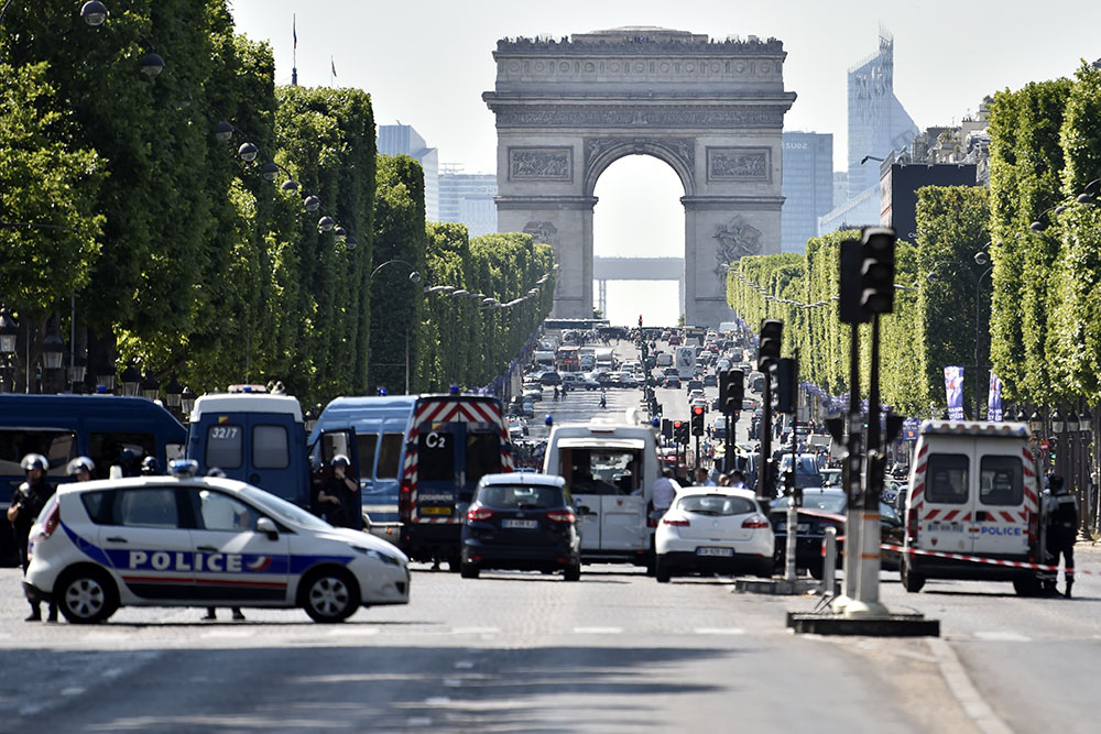 Champs-Elysées: une voiture percute un fourgon de la gendarmerie, enquête antiterroriste