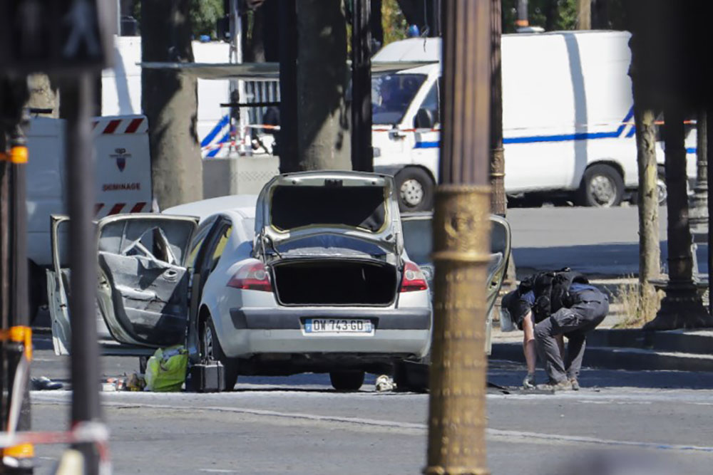 Attentat raté sur les Champs-Elysées: des gardes à vue, questions sur la détention d'armes