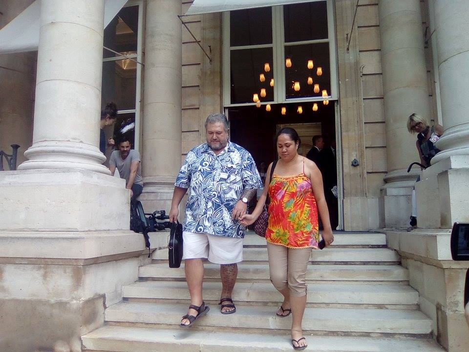 Short, chemise courte et sandales : le député indépendantiste Moetai Brotherson a fait une entrée remarquée au Palais-Bourbon, mardi.