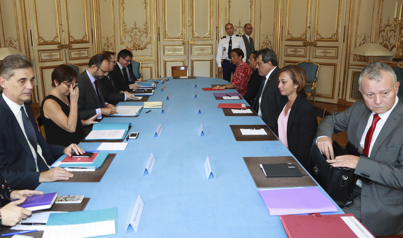 La sénatrice Lana Tetuanui, les députées Tapura Maina Sage et Nicole Sanquer et le conseiller Etienne Howan ont participé à une reunion de travail aux côtés du president Edouard Fritch, avec le chef du gouvernement français Edouard Philippe, jeudi à l’hôtel Matignon. (AFP PHOTO / JACQUES DEMARTHON)