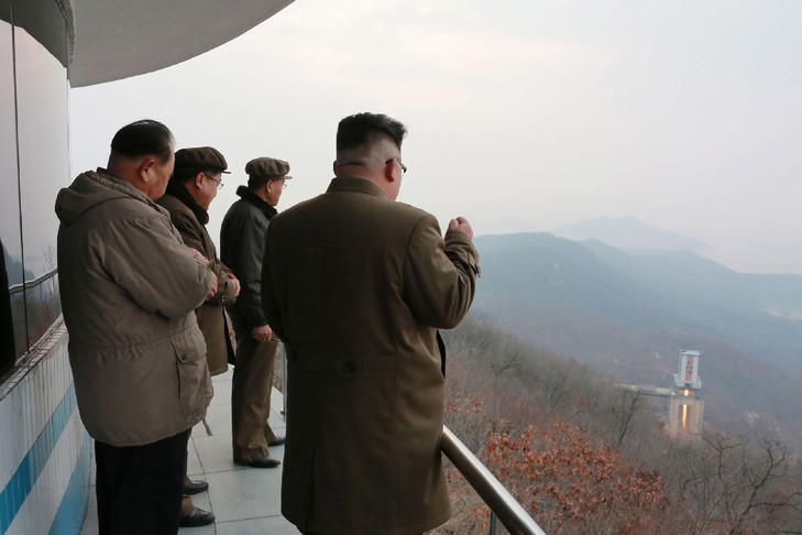 Photo non datée fournie le 19 mars 2017 par l'agence officielle nord-coréenne Kcna du leader Kim Jong-Un (d) assiste à un essai au sol d'un moteur très puissant sur le site de lancement de Sohae / KCNA VIA KNS/AFP/Archives
