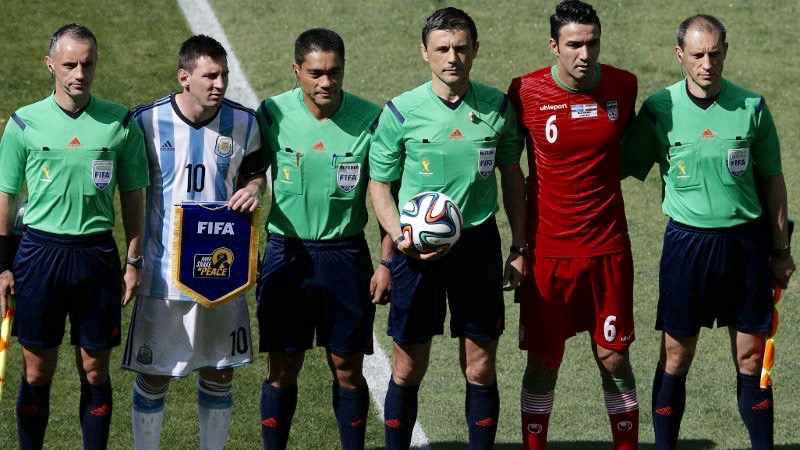 Norbert Hauata lors de la dernière Coupe du monde, aux côtés de Lionel Messi