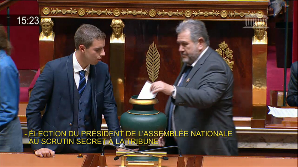 Après avoir fait le buzz en se présentant à l'Assemblée nationale en chemise à fleurs, le député polynésien Moetai Brotherson a cette fois endossé le costume pour participer au vote.