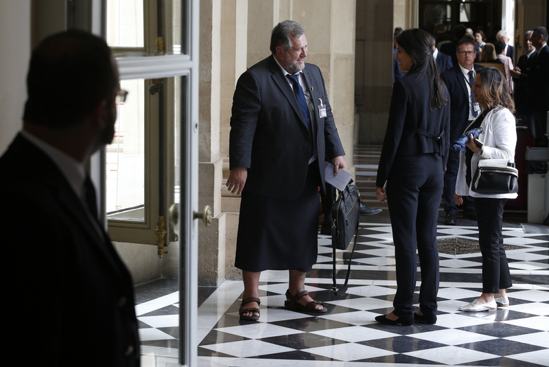 Le député Moetai Brotherson a revêtu un lava-lava, mardi pour se rendre au Palais-Bourbon (GEOFFROY VAN DER HASSELT / AFP).
