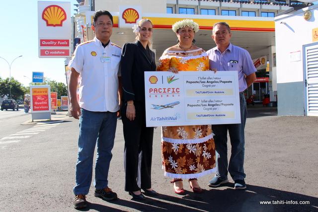 Madeleine Tautumapihaa, heureuse, a reçu mercredi ses deux billets d'avion pour Los Angeles à la station Shell Pacific Petroleum de l'avenue Prince Hinoi.