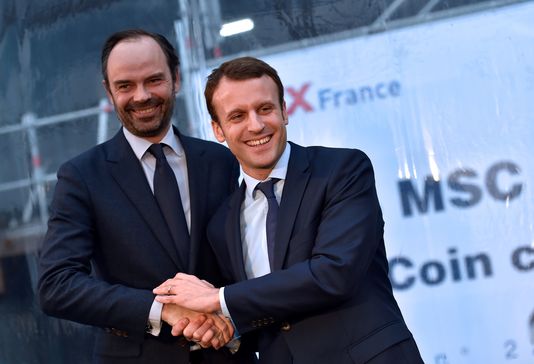 Edouard Philippe et Emmanuel Macron, à Saint-Nazaire (Loire-Atlantique) en février 2016. LOIC VENANCE / AFP