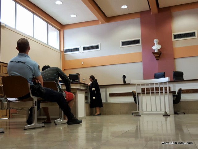 En larmes après les réquisitions de prison ferme avec maintien en détention prises par le procureur ce lundi, le jeune voleur en est quitte pour un dernier avertissement.