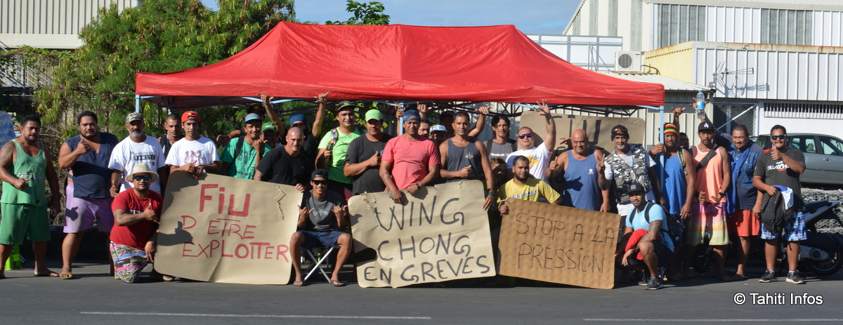 Les grévistes de Wing Chong à Fare Ute, sur leur piquet de grève en face de l'entrepôt de leur employeur.