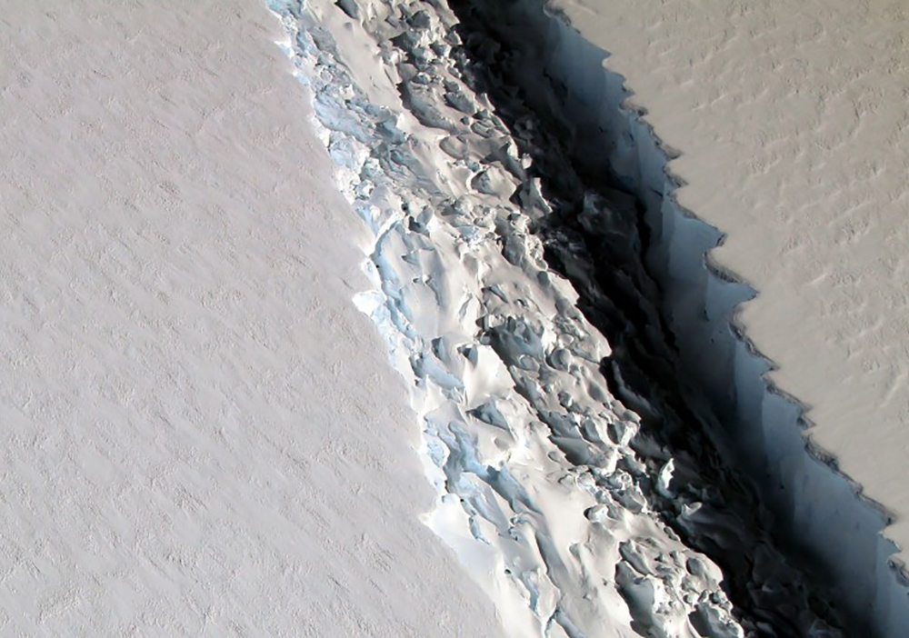 Un énorme bloc de glace sur le point de se détacher en Antarctique