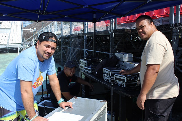 Erwan Lequerre (à gauche premier plan) installé une console de sons avec d'autres membres de son équipe.