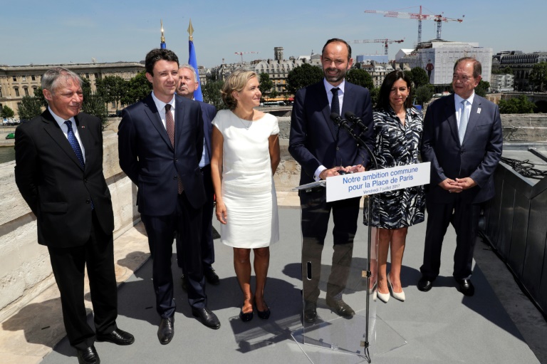Le Premier ministre Edouard Philippe le 7 juillet 2017 à la Monnaie de Paris, entouré par Valérie Pecresse, présidente de la région (à gauche) et la maire de Paris Anne Hidalgo (à droite). A la gauche de Valérie Pécresse, le secrétaire d'Etat à l'économie Benjamin Griveaux puis l'ex-gouverneur de la Banque de France Christian Noyer ( Thomas SAMSON / AFP )