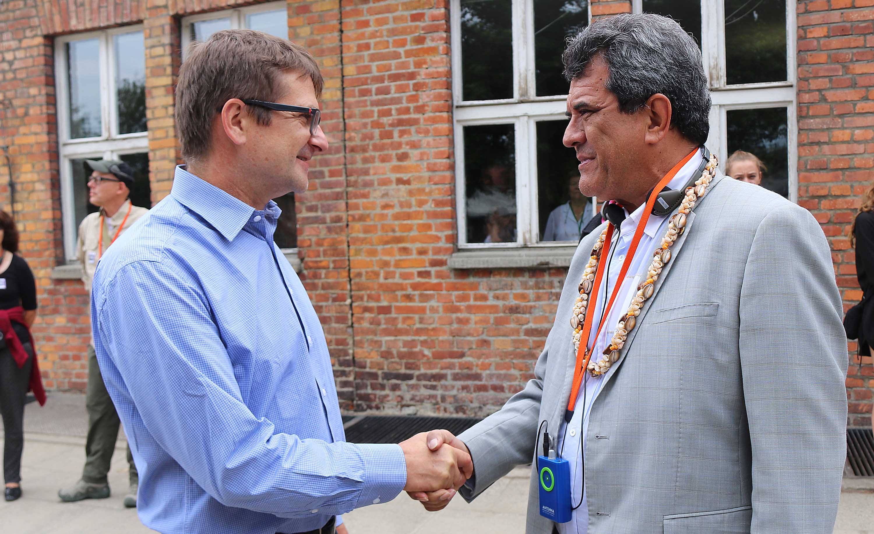 Le président Fritch accueilli par l'un des responsables du musée du camp d'Auschwitz.