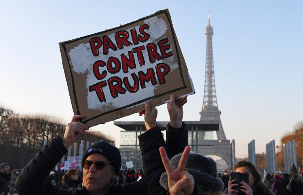 Un rassemblement anti-Trump de militants du Parti démocrate américain en France a été organisé en début de soirée, place des Etats-Unis, dans le 16e arrondissement de Paris.