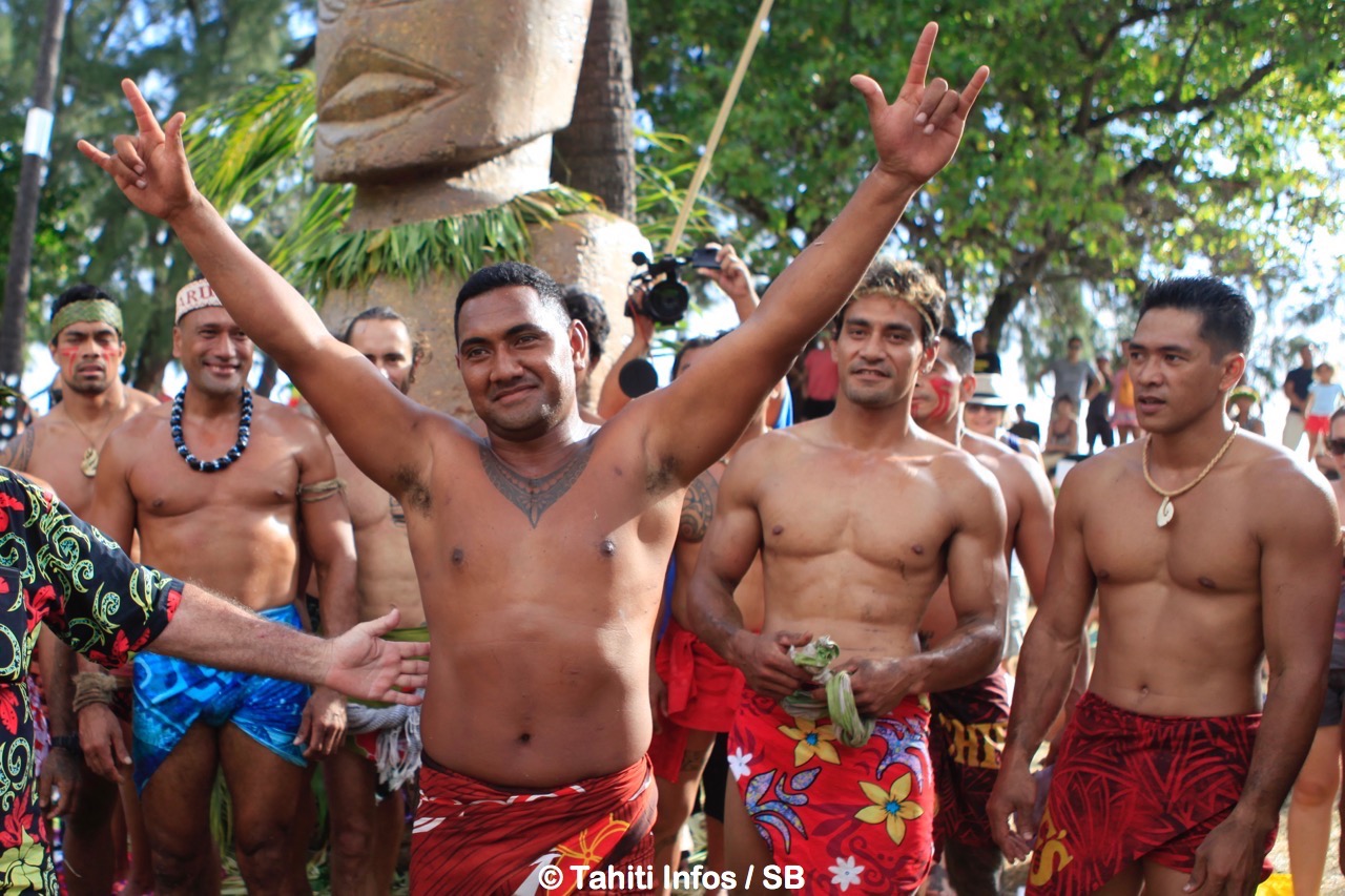 Iona George des îles Cook, 1er champion du monde de grimper au cocotier avec Tainui Lenoir et Mata Ahumata à sa gauche