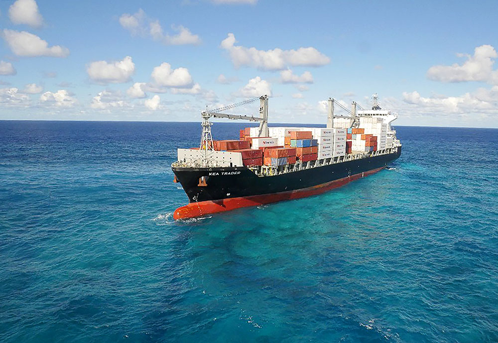 Opération en N-Calédonie pour renflouer un navire échoué sur le récif