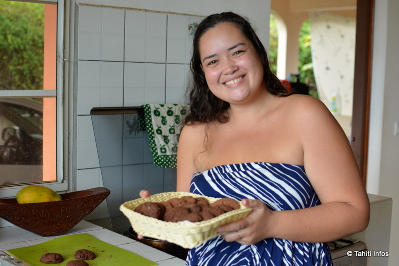 Tairei et une fournée de cookies tout juste sortie du four.