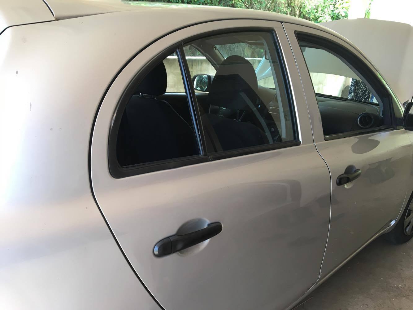 Après avoir échoué à arracher la porte, le voleur a cassé la vitre arrière