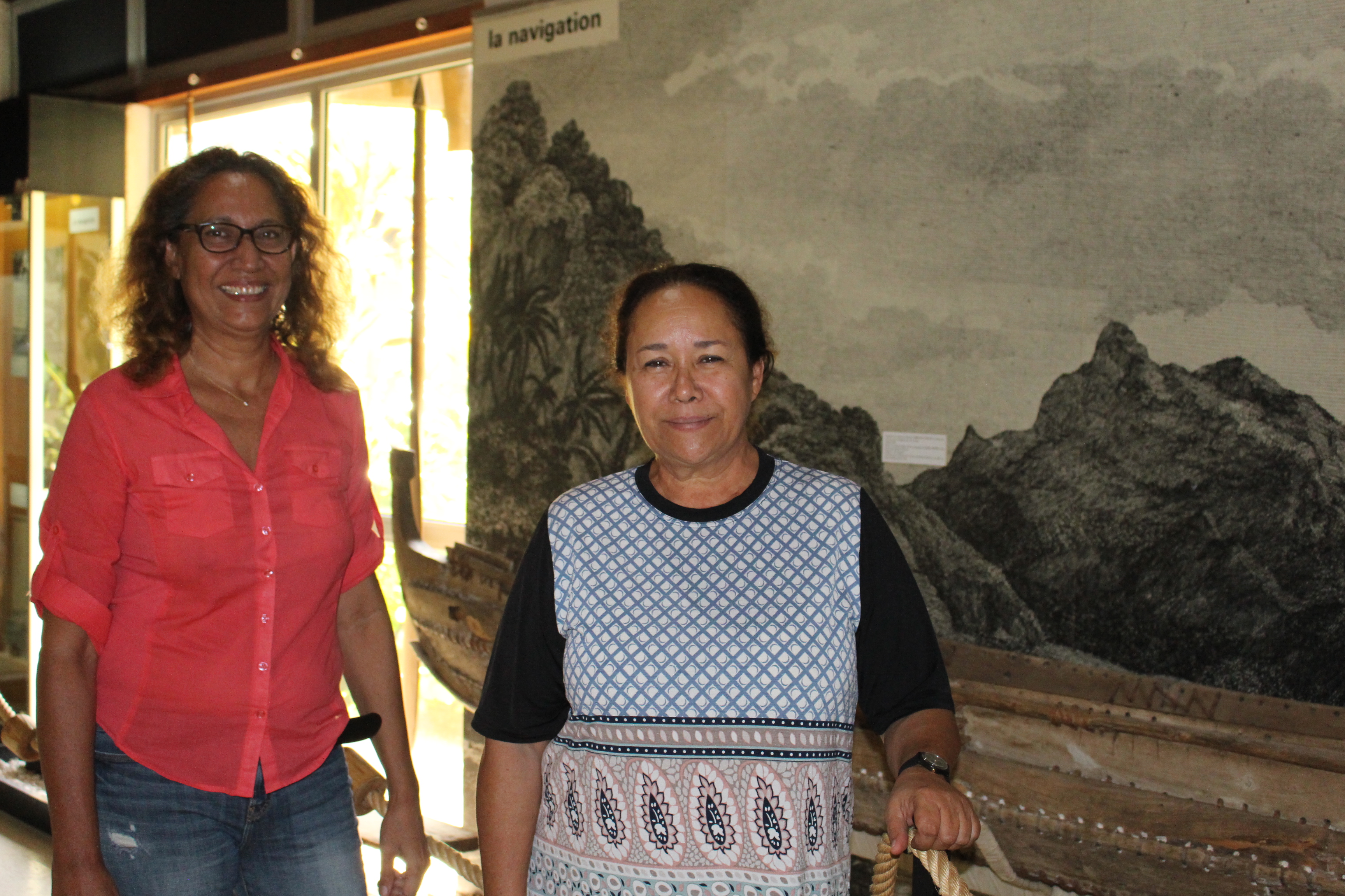 Vairea Tessier, archéologue, en charge de la documentation au Musée de Tahitie t des îles et Manouche Lehartel, à l'initiative de l'événement "100 ans de vie commune" au Musée.