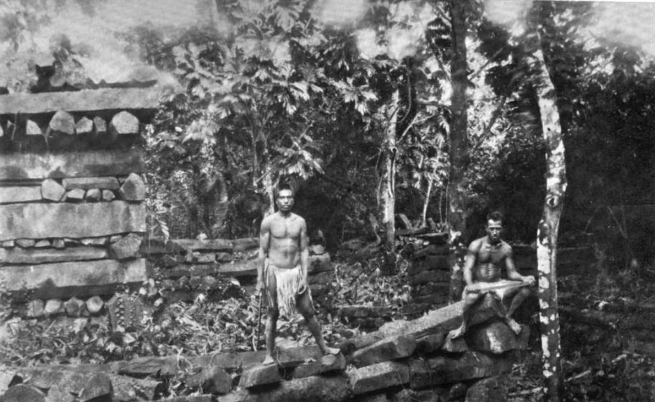 Exploration de Nan Madol en mars 1896 ; le site abandonné est considéré comme « tapu » par les insulaires de la région qui, aujourd’hui encore, répugnent à y venir, le croyant hanté.