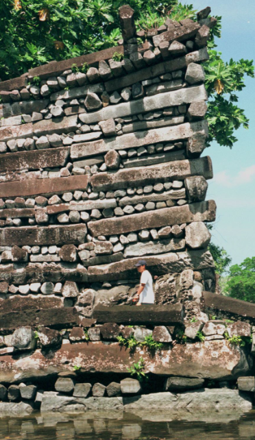 Cette image donne une idée de la hauteur de certains édifices de Nan Madol. Les pièces de basalte pesant souvent plusieurs tonnes, on imagine les efforts de cette petite communauté insulaire pour réussir à bâtir cette capitale.